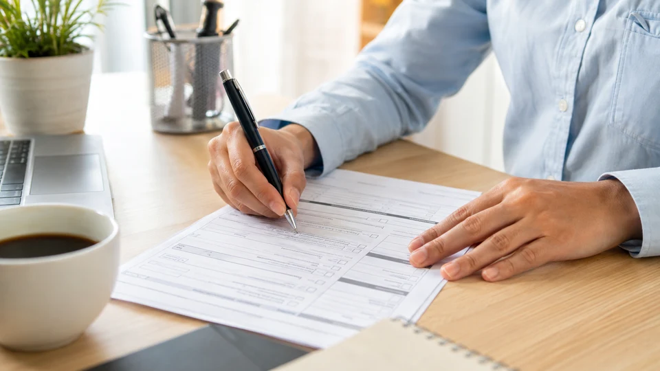 To fill something out: điền vào